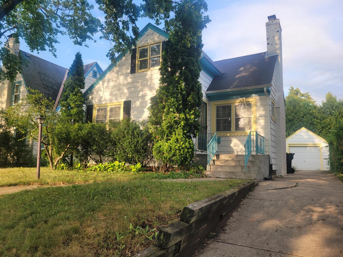 1766 N 84th St, Wauwatosa, WI 53226