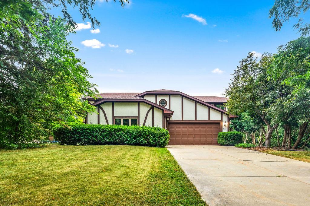 971 S Imperial Dr, Hartland, WI 53029