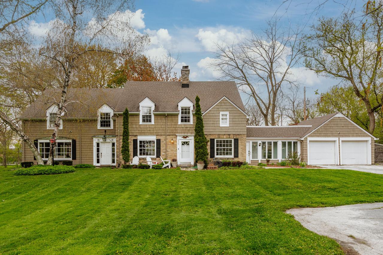 825 Lone Tree Rd, Elm Grove, WI 53122