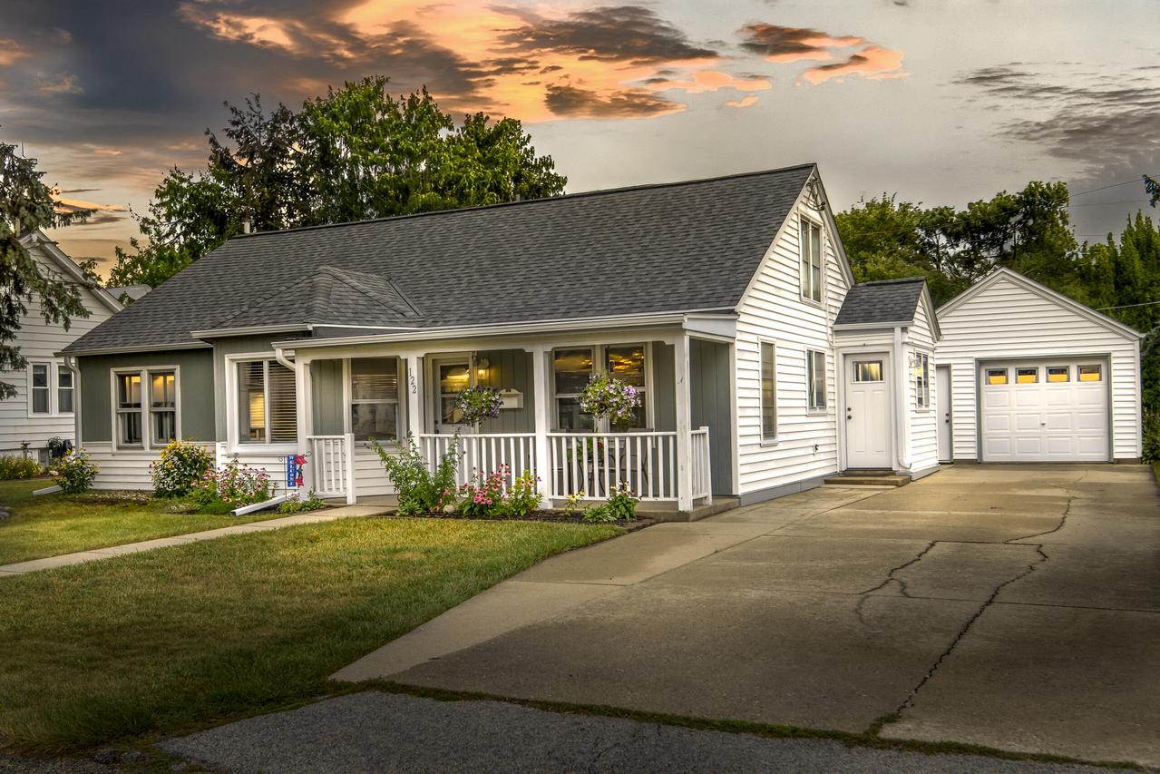 122 Elm St, Pewaukee, WI 53072
