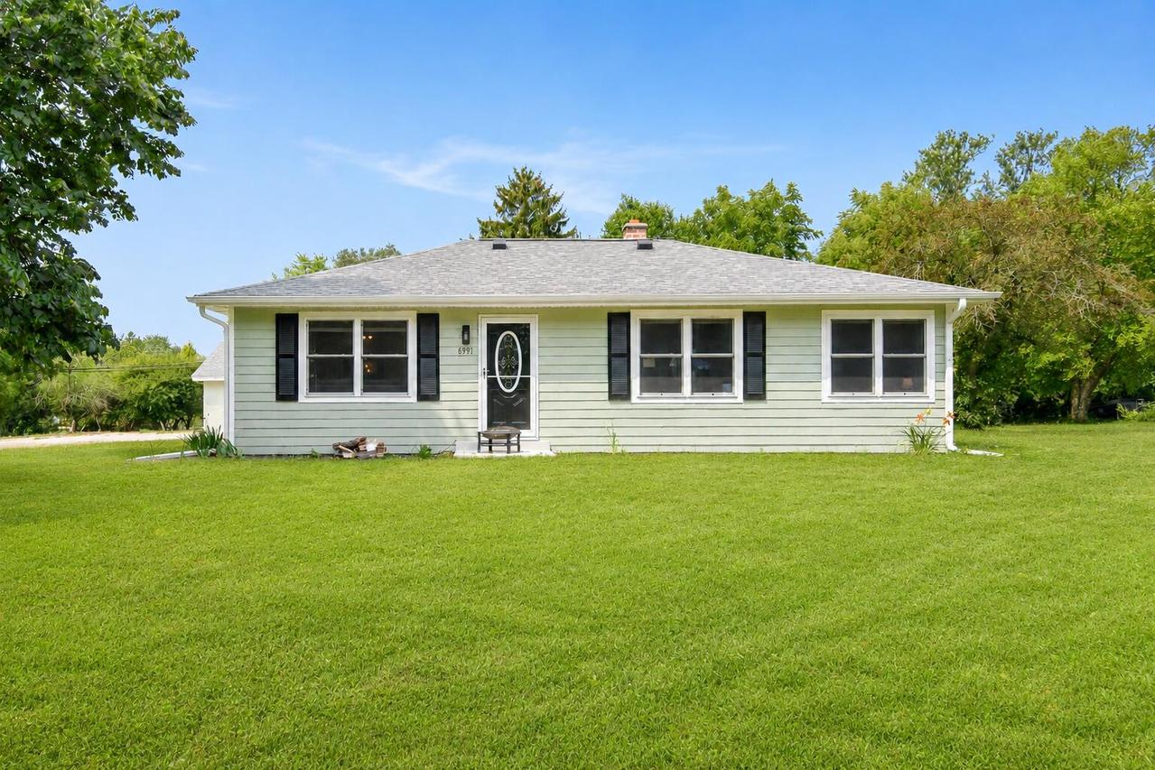 8991 S 29th St, Franklin, WI 53132