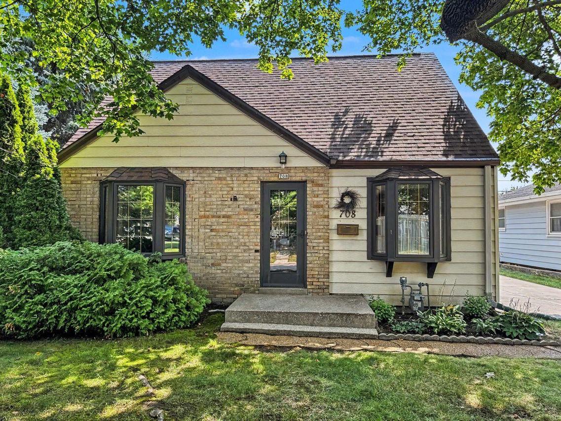 708 S 110th St, West Allis, WI 53214