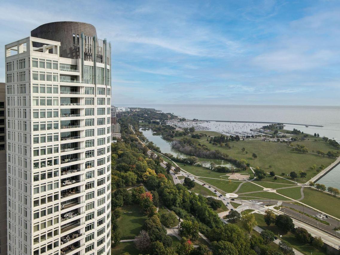 825 N Prospect Ave #902, Milwaukee, WI 53202