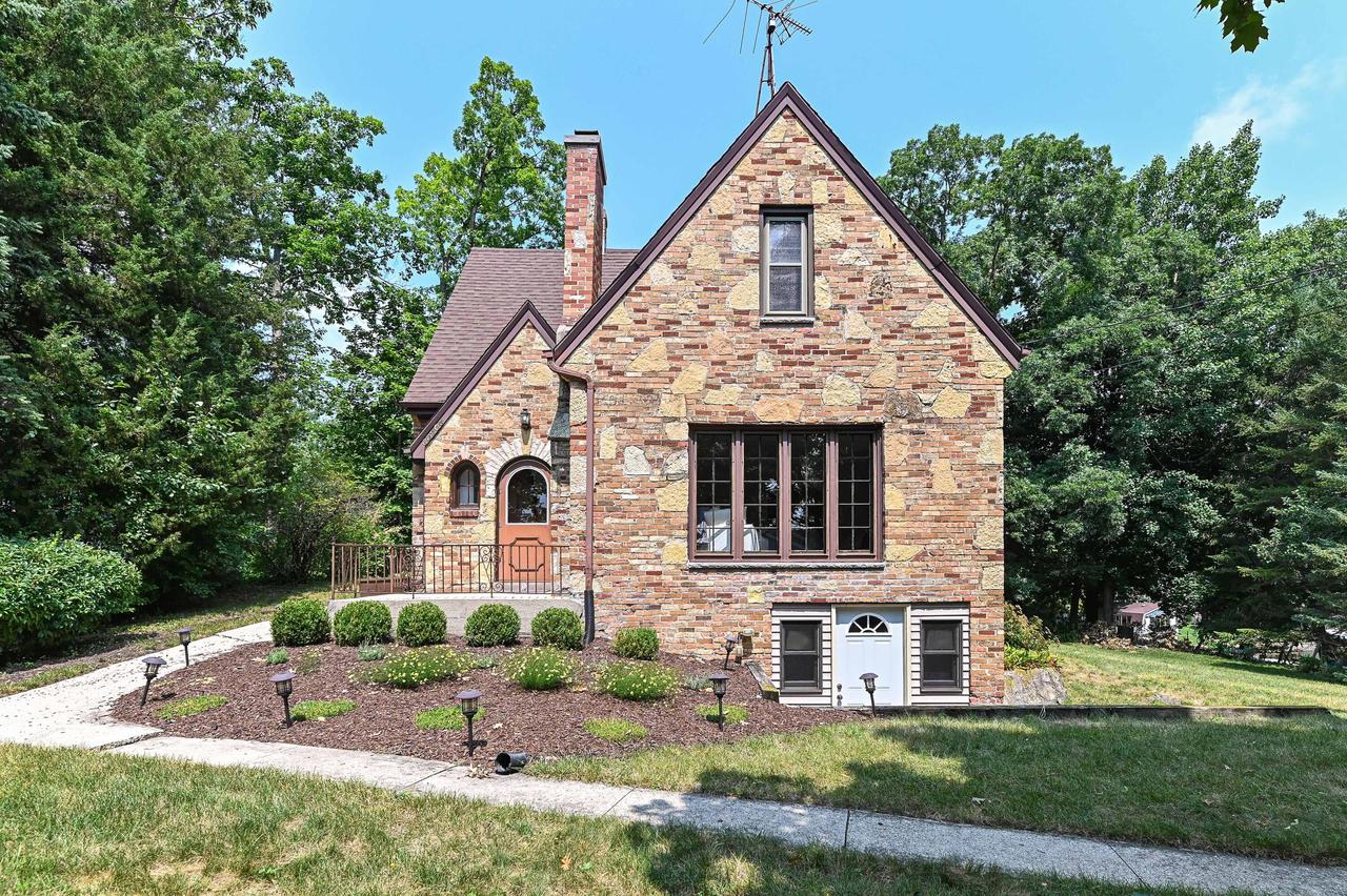 30406 Forest Dr, Burlington, WI 53105