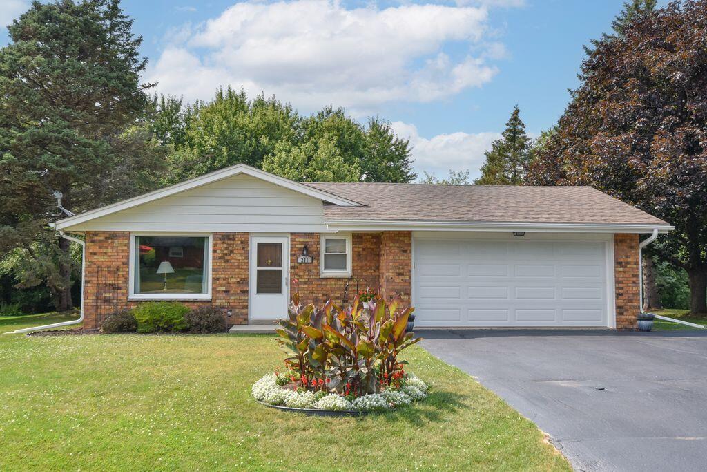 211 Oakview Dr, Slinger, WI 53086