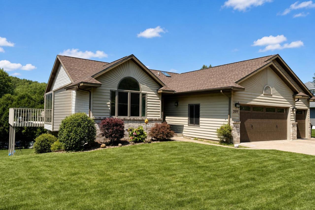209 E Larkspur Ln, Onalaska, WI 54650