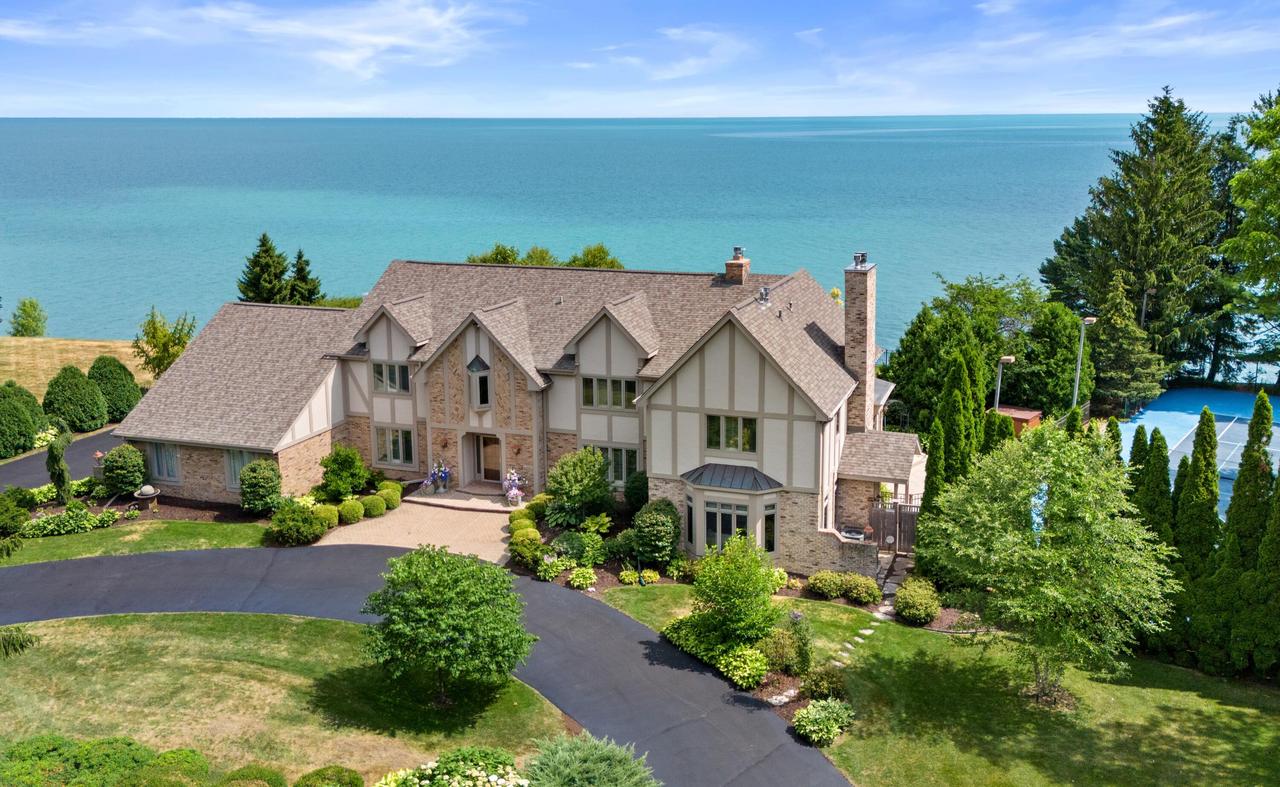 704 Waters Edge Rd, Caledonia, WI 53402