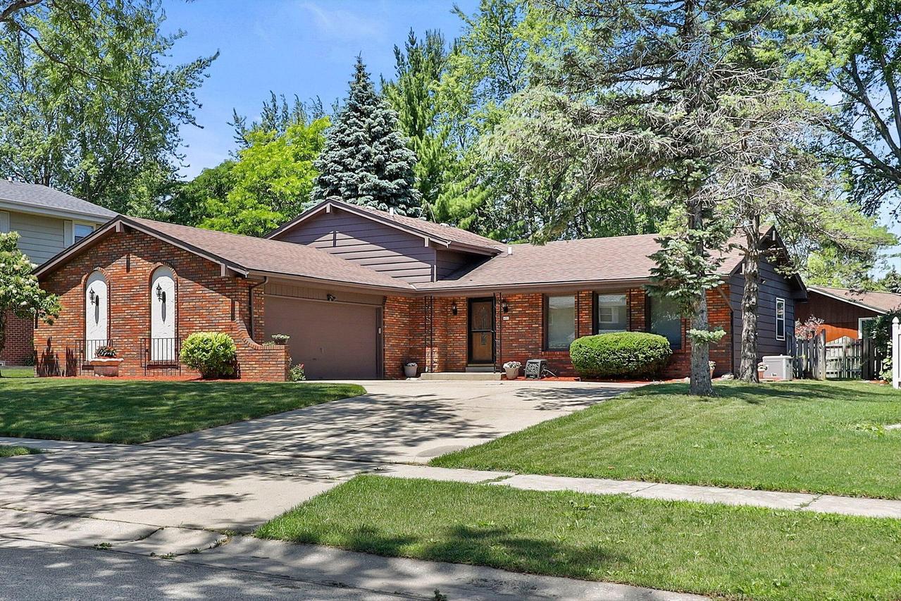 480 E Arthur Dr, Oak Creek, WI 53154