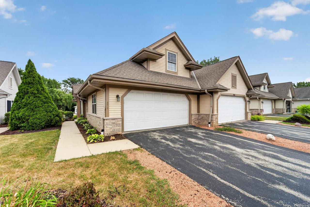 4810 S Waterview Ct, Greenfield, WI 53220
