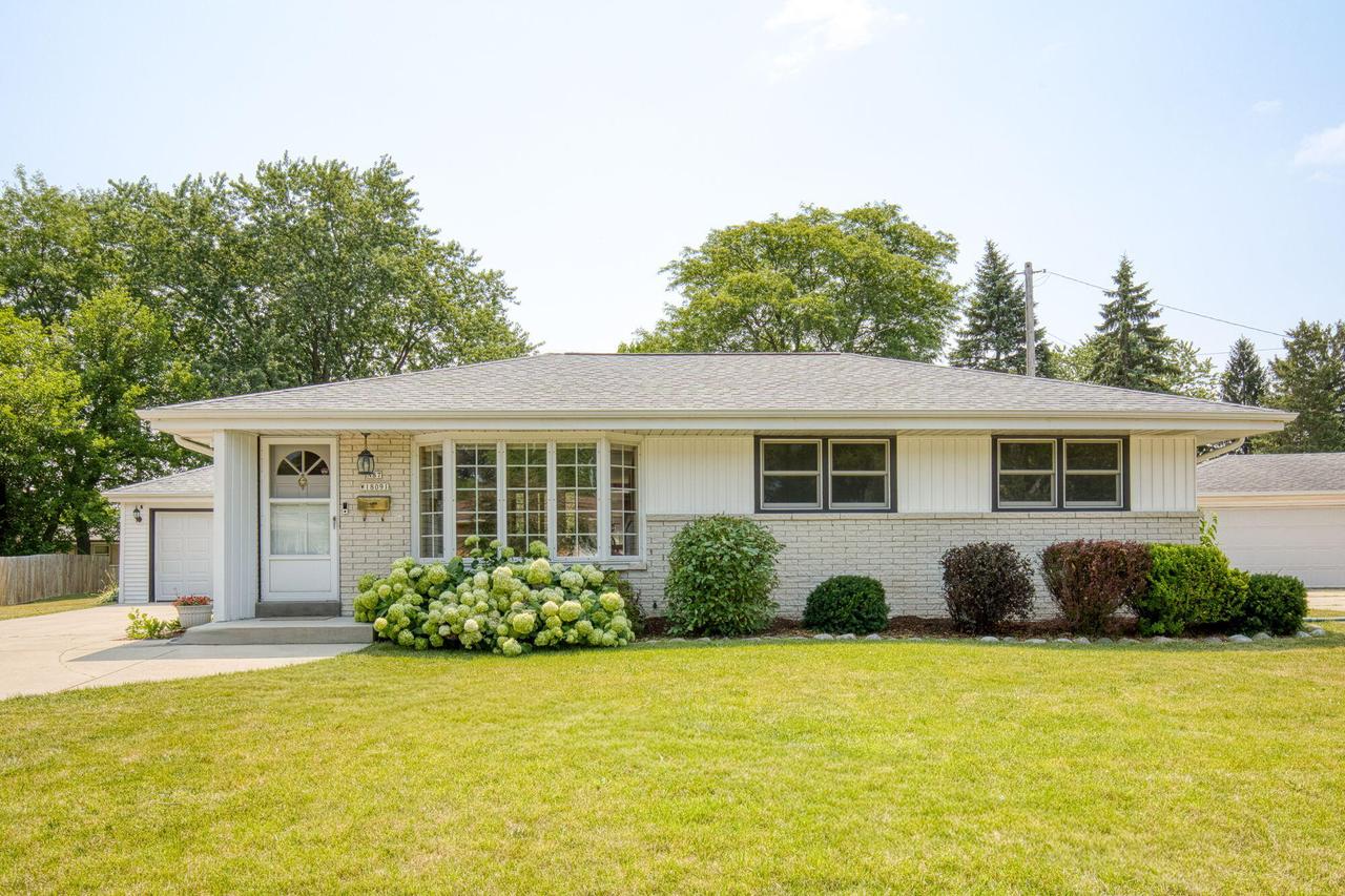N87W18091 Summit Dr, Menomonee Falls, WI 53051