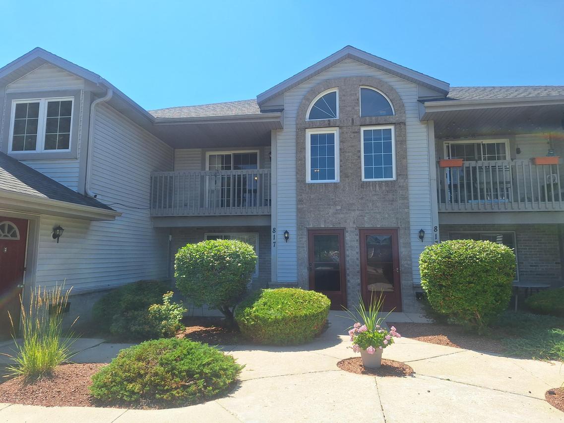 817 Quinlan Dr #E, Pewaukee, WI 53072