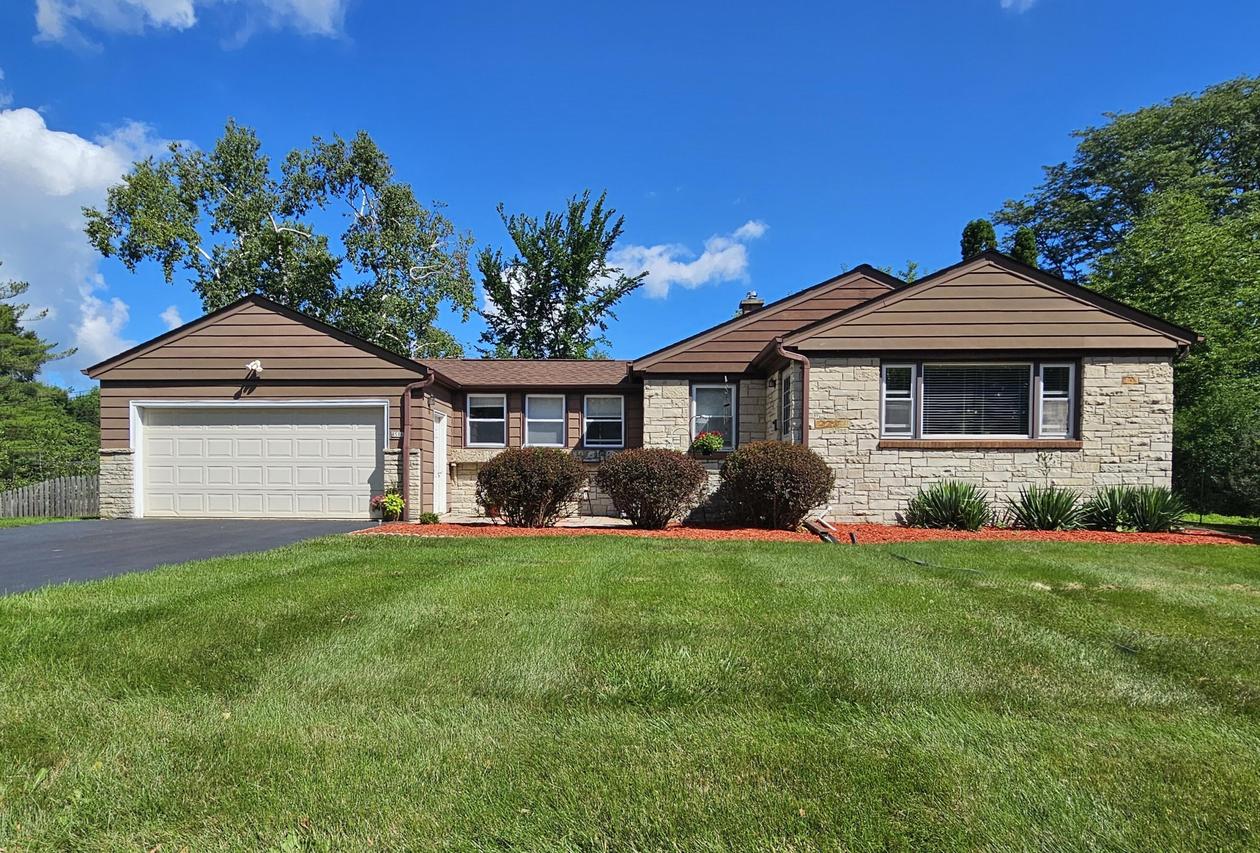 850 E Ellsworth Ln, Bayside, WI 53217