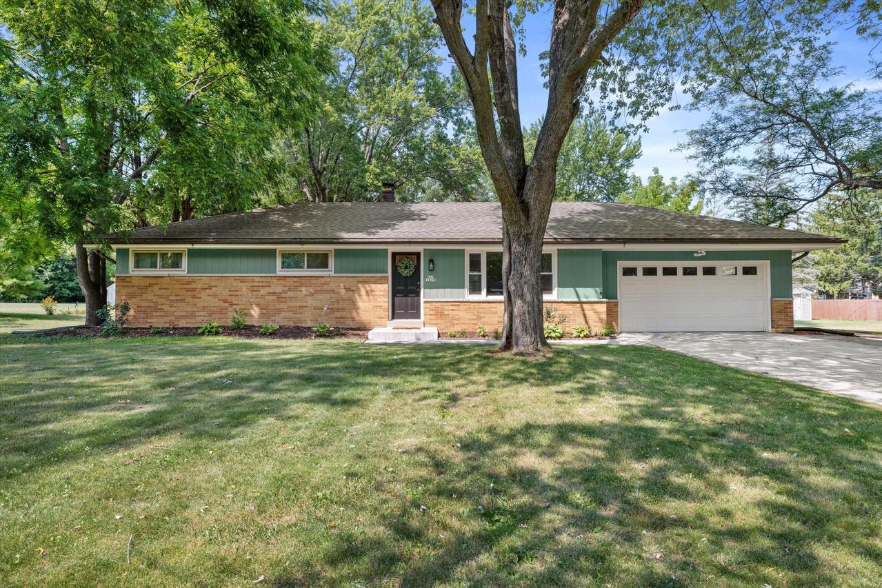N57W18198 Juniper Ln, Menomonee Falls, WI 53051