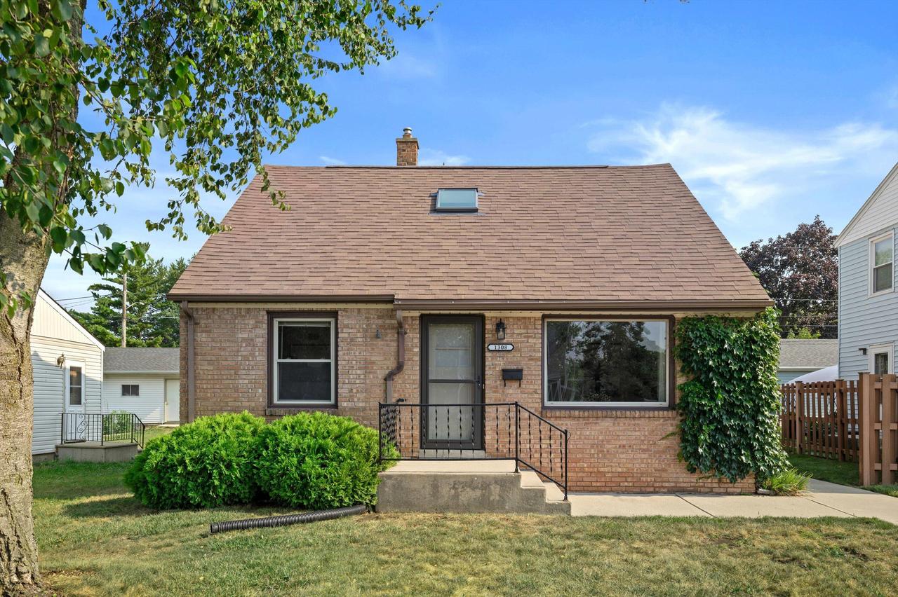 1308 Mackinac Ave, South Milwaukee, WI 53172
