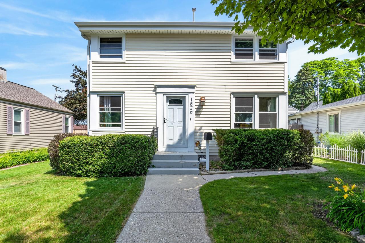 1826 E Fernwood Ave, Milwaukee, WI 53207
