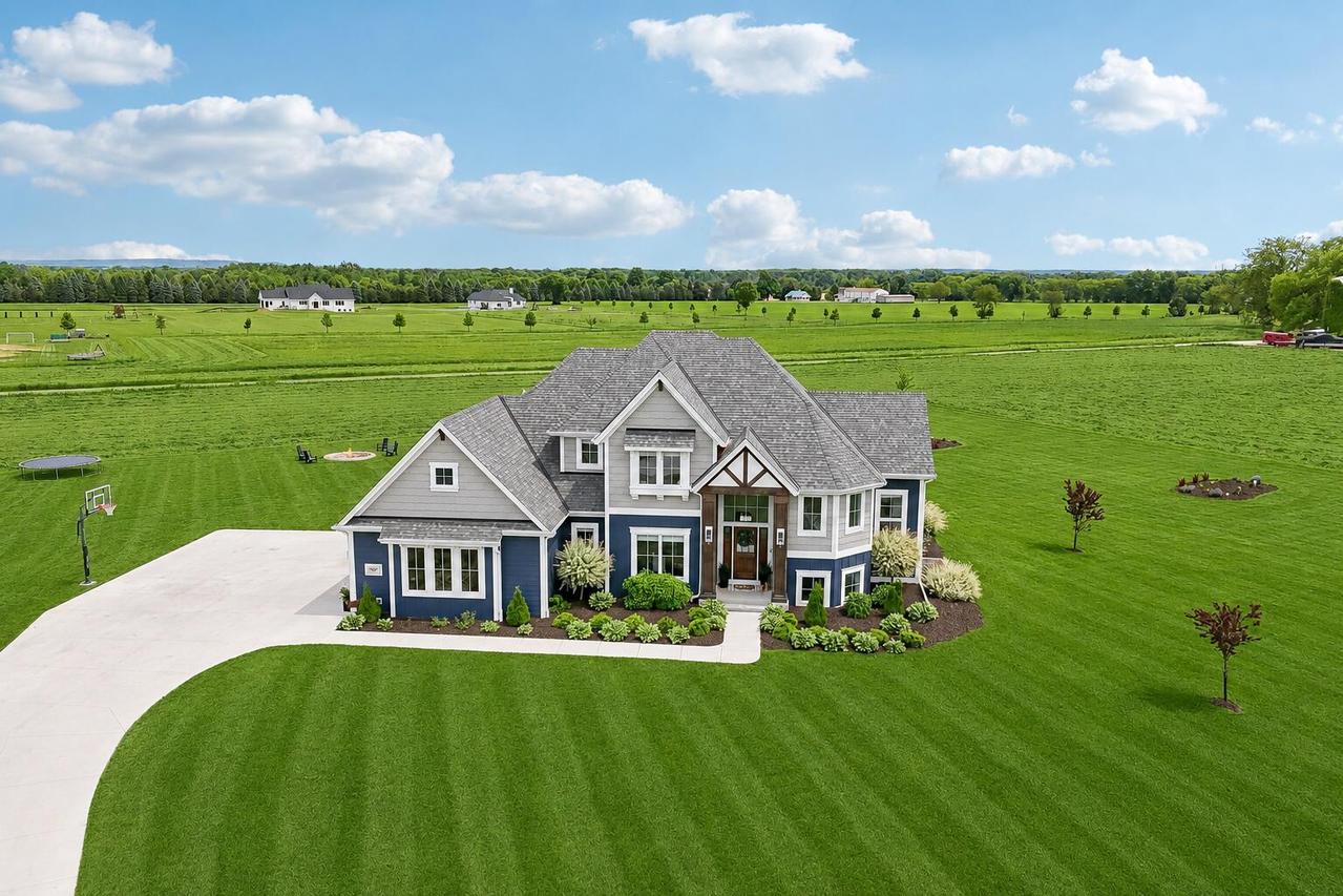 560 Cedar Ln, Summit, WI 53066