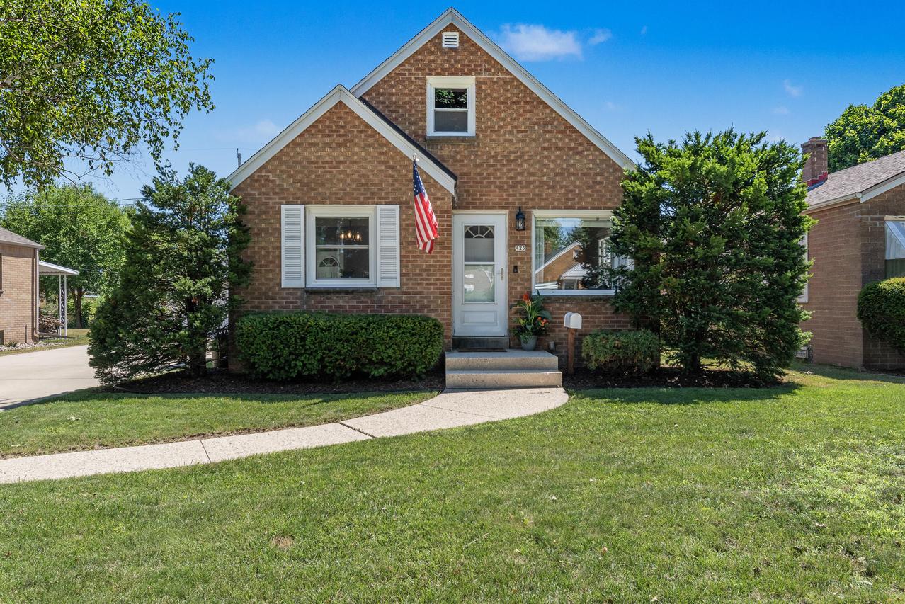425 W Van Norman Ave, Milwaukee, WI 53207