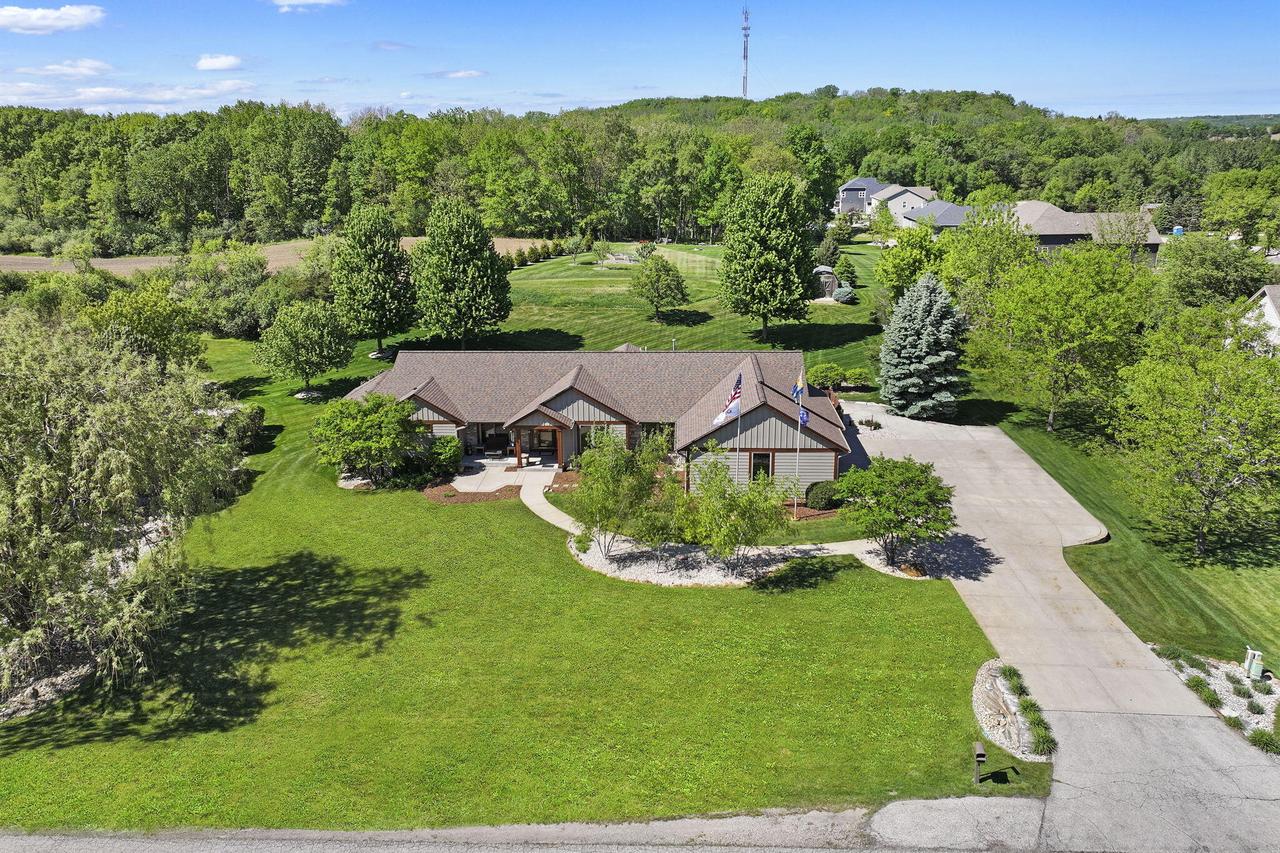 6724 Horseshoe Trl, Burlington, WI 53105