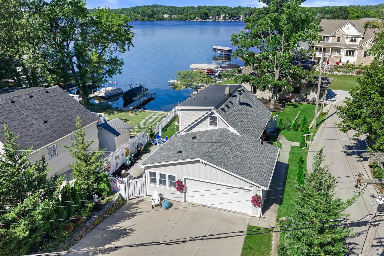 S68W18031 Island Dr, Muskego, WI 53150