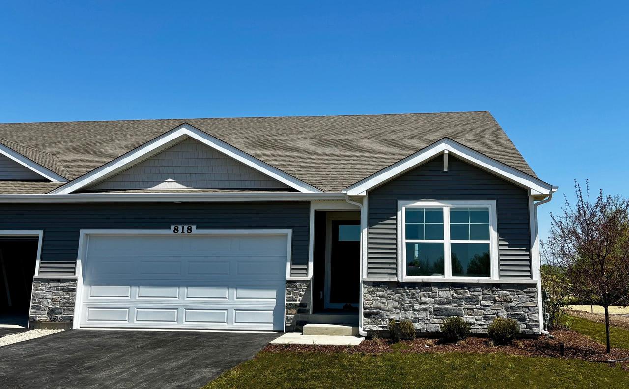 818A Concord Cir, Burlington, WI 53105