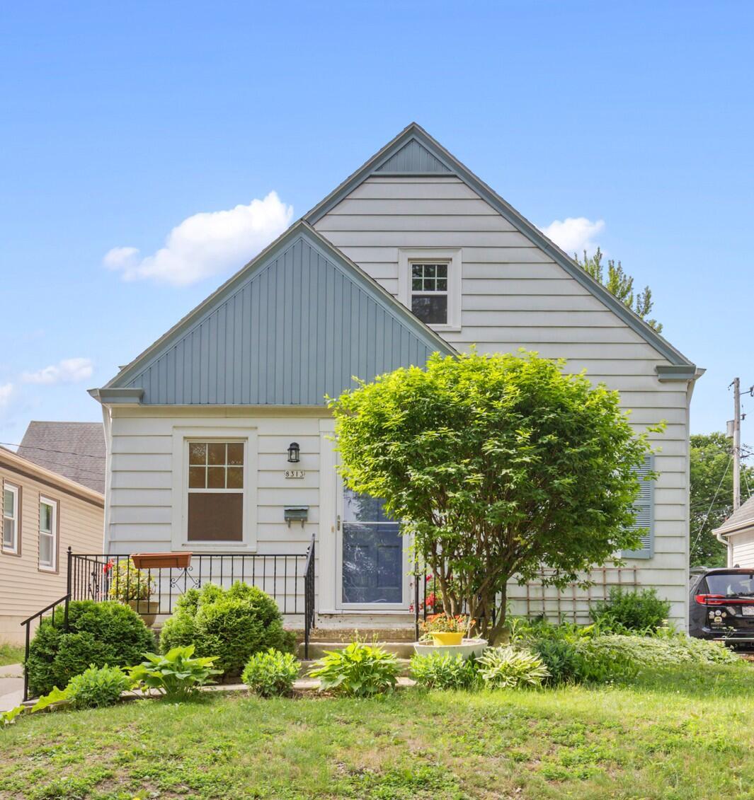 8313 Stickney Ave, Wauwatosa, WI 53213