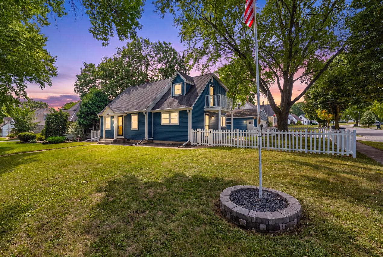 8941 W Montana Ave, West Allis, WI 53227