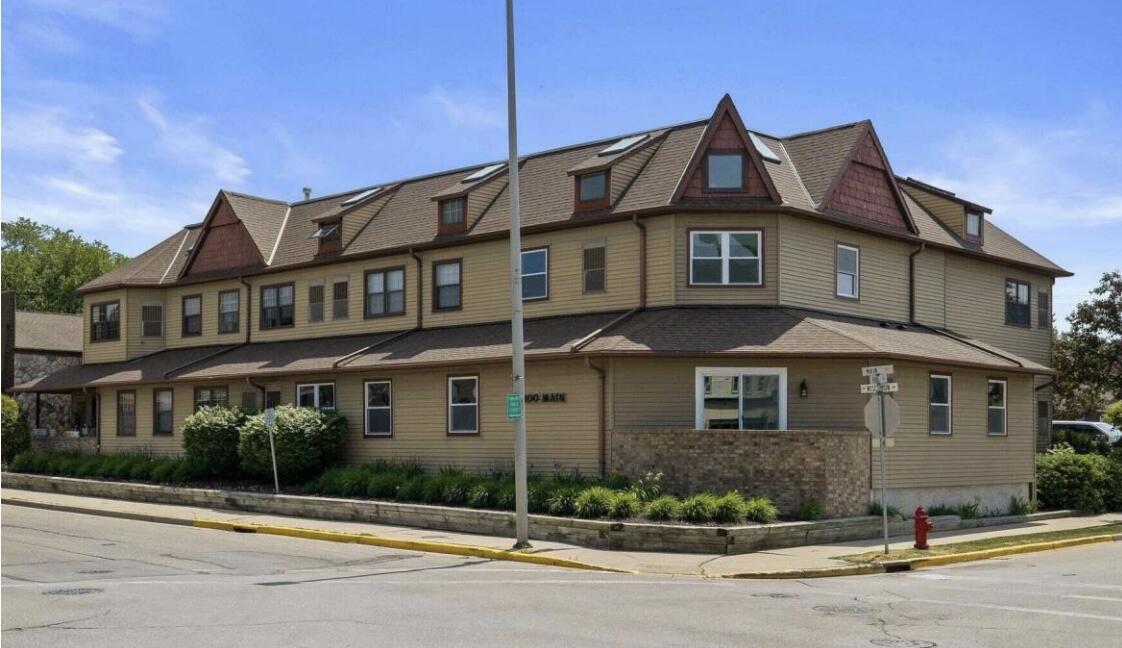 100 Main St #202, Pewaukee, WI 53072