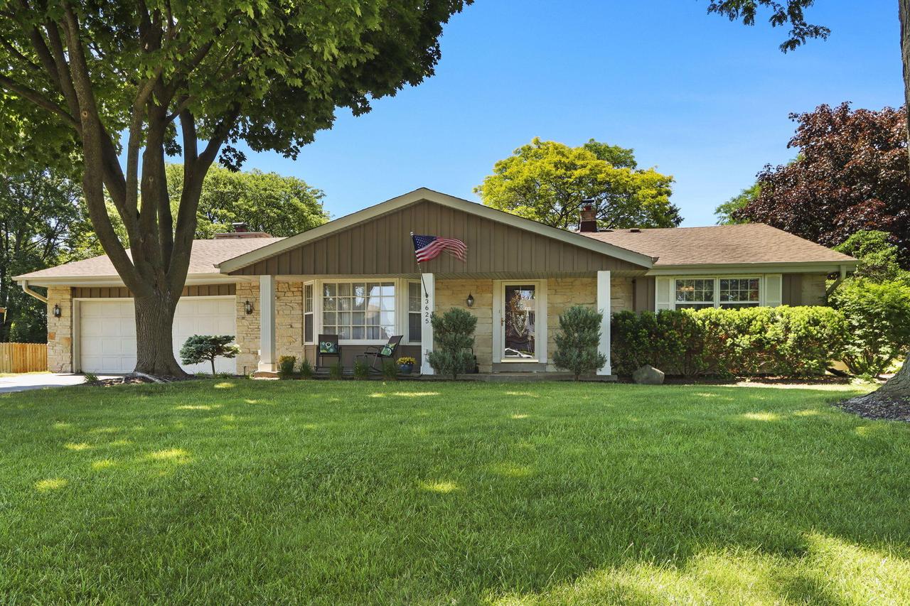 3625 S Brentwood Rd, New Berlin, WI 53151
