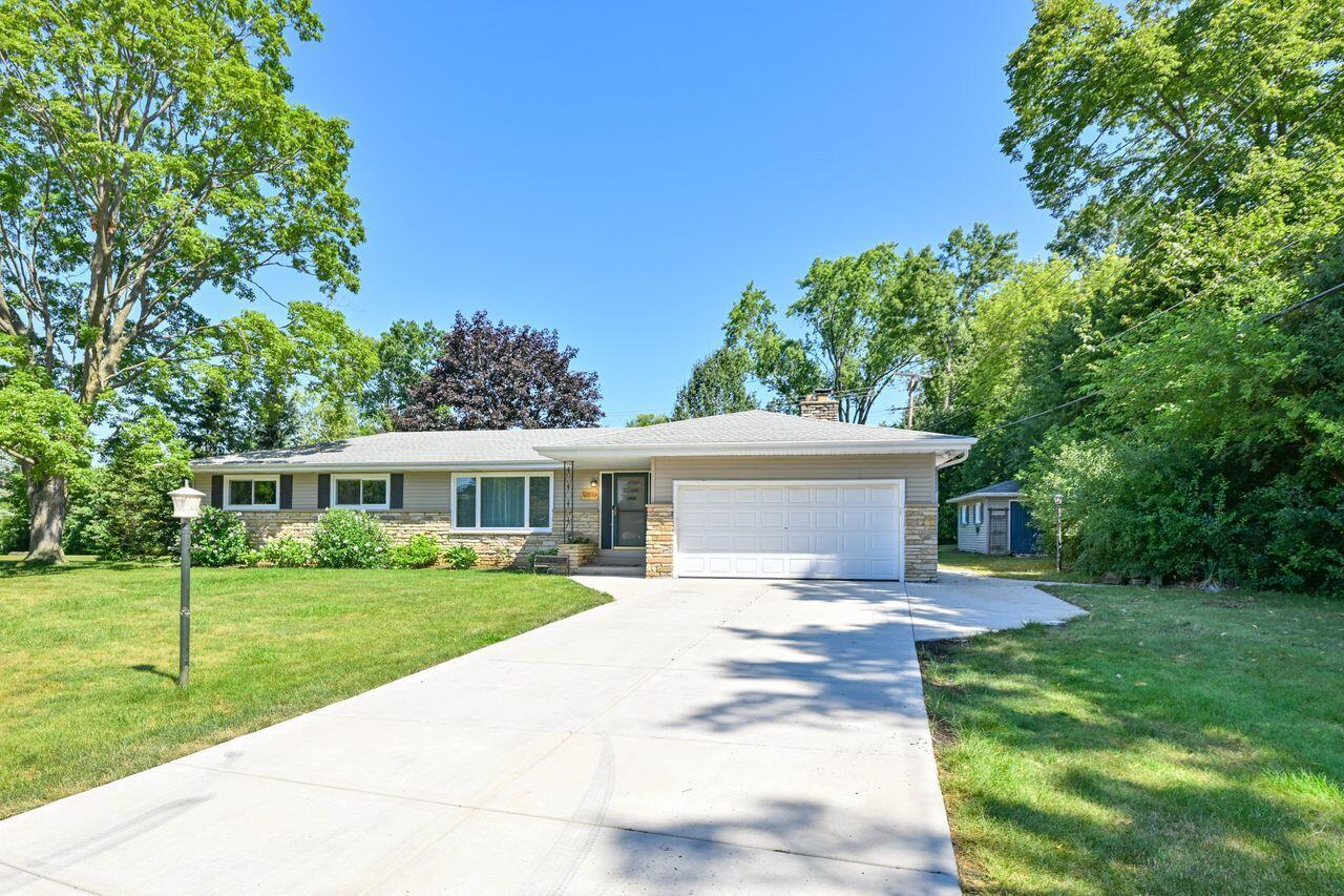 12810 W Balboa Dr, New Berlin, WI 53151