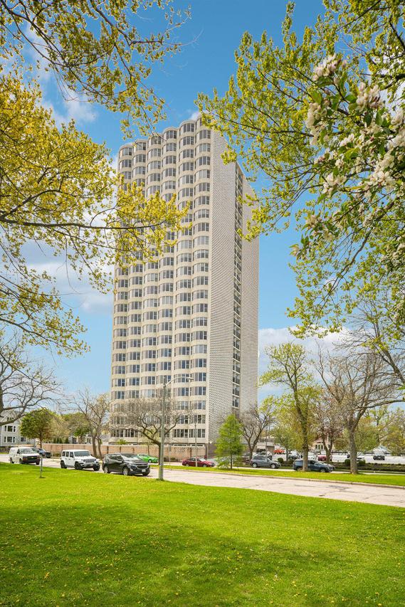 2525 S Shore Dr #14B, Milwaukee, WI 53207