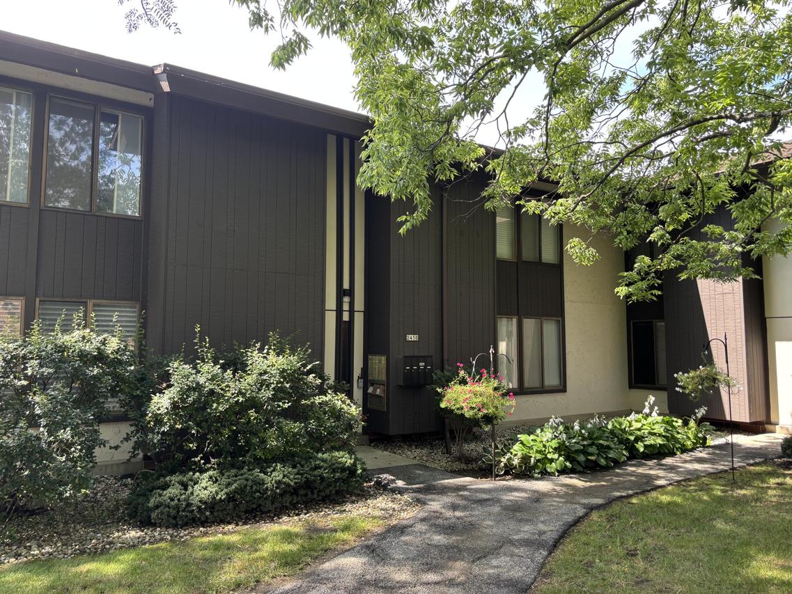 2450 W Good Hope Rd #49, Glendale, WI 53209