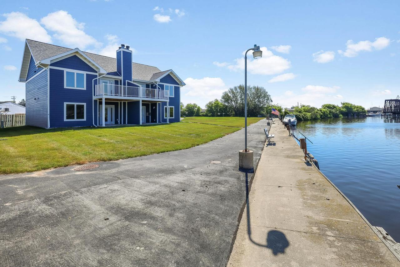 1609 16th St #A, Two Rivers, WI 54241