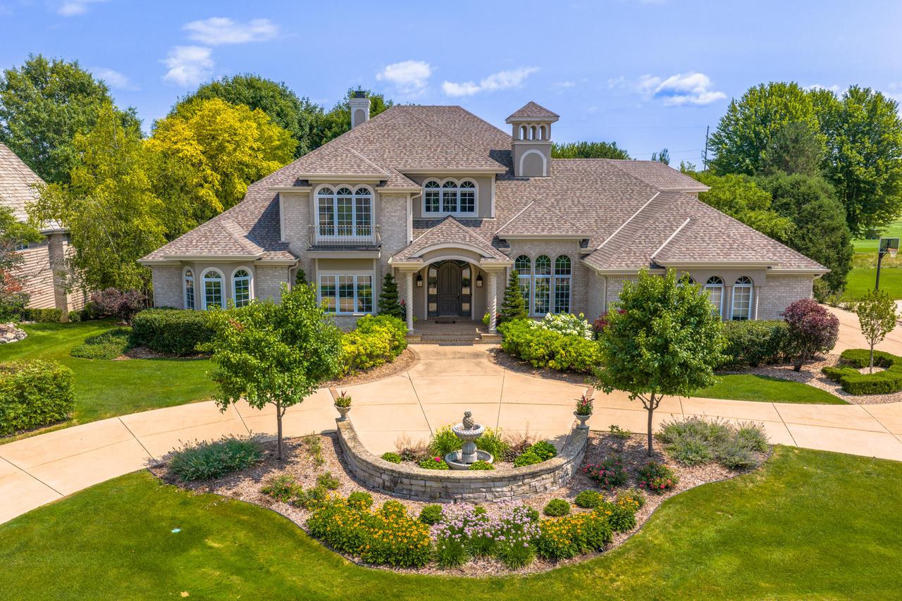 800 N Ponderosa Dr, Hartland, WI 53029