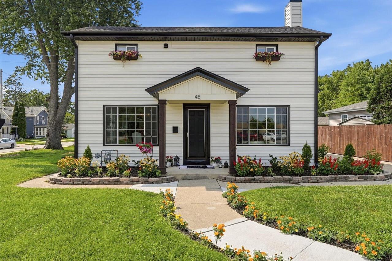 48 S Worthington St, Oconomowoc, WI 53066