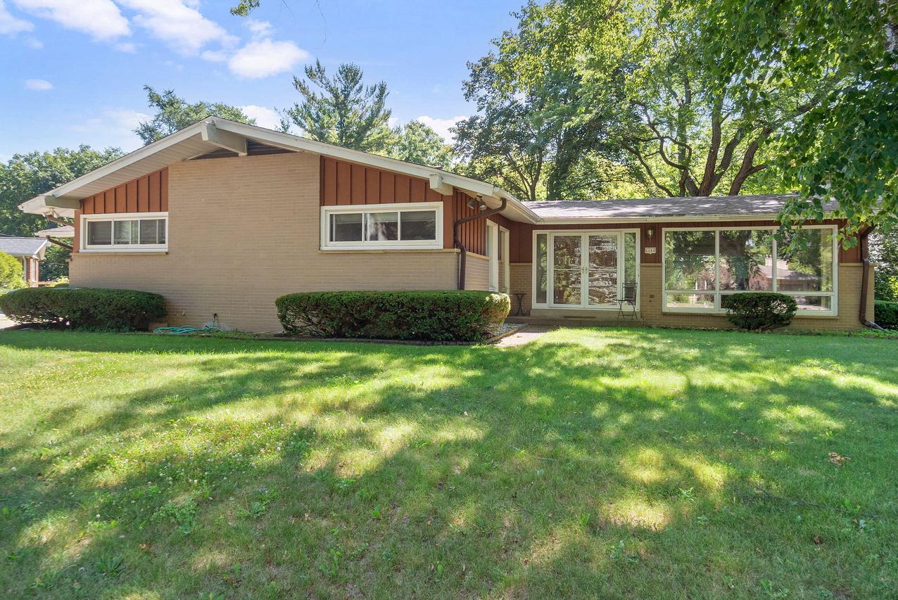 6684 N Atwahl Dr, Glendale, WI 53209
