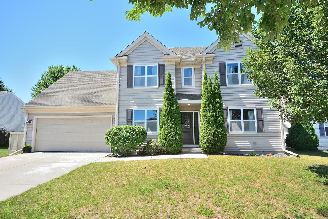1525 Whitewater Dr, West Bend, WI 53095