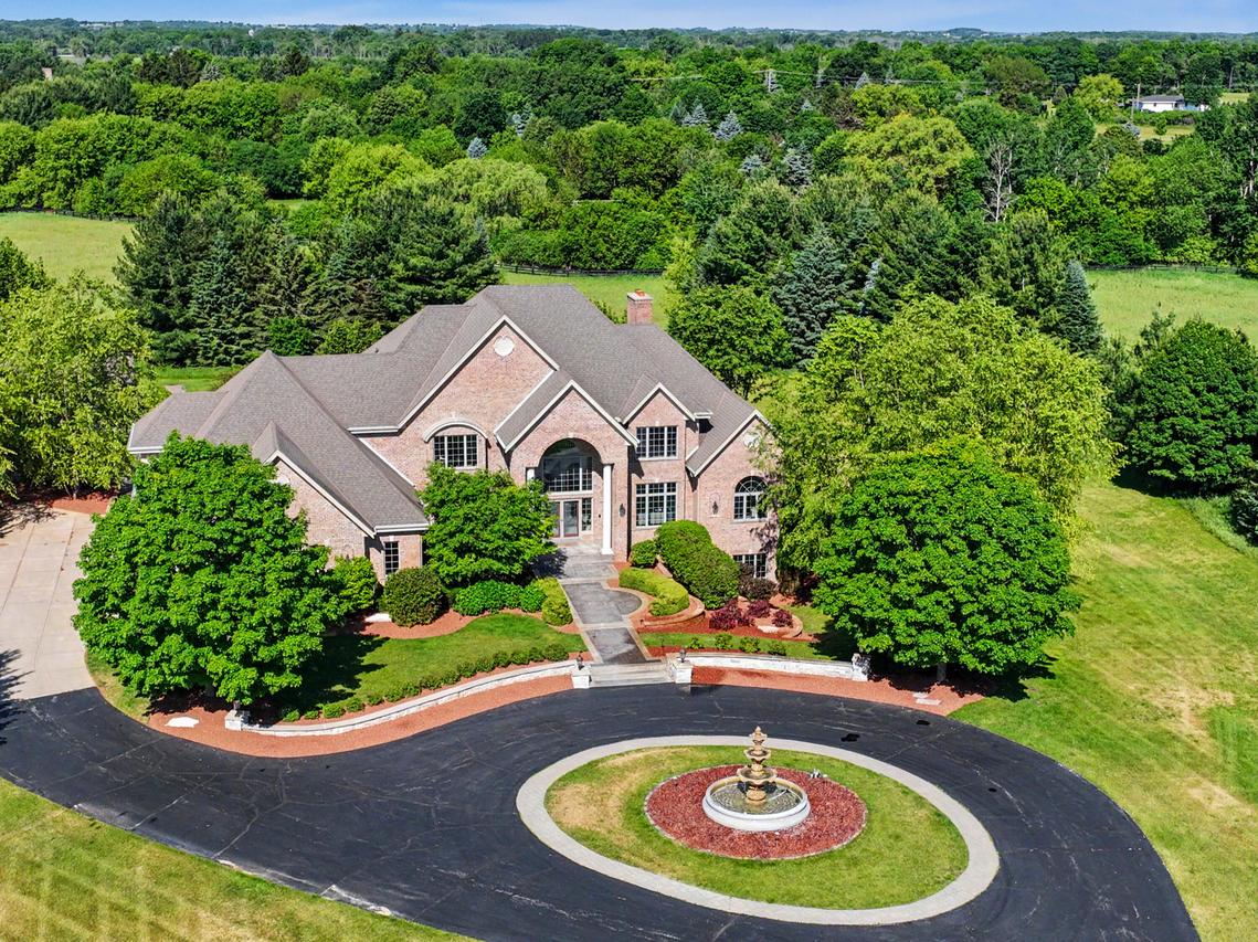 3277 N Canterbury Ln, Summit, WI 53066