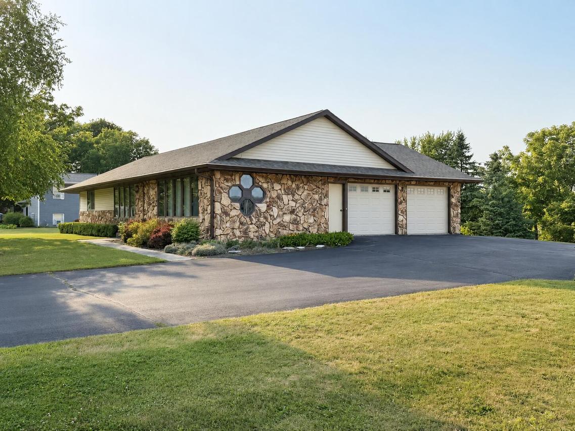 116 Colonial Dr, Saint Nazianz, WI 54232