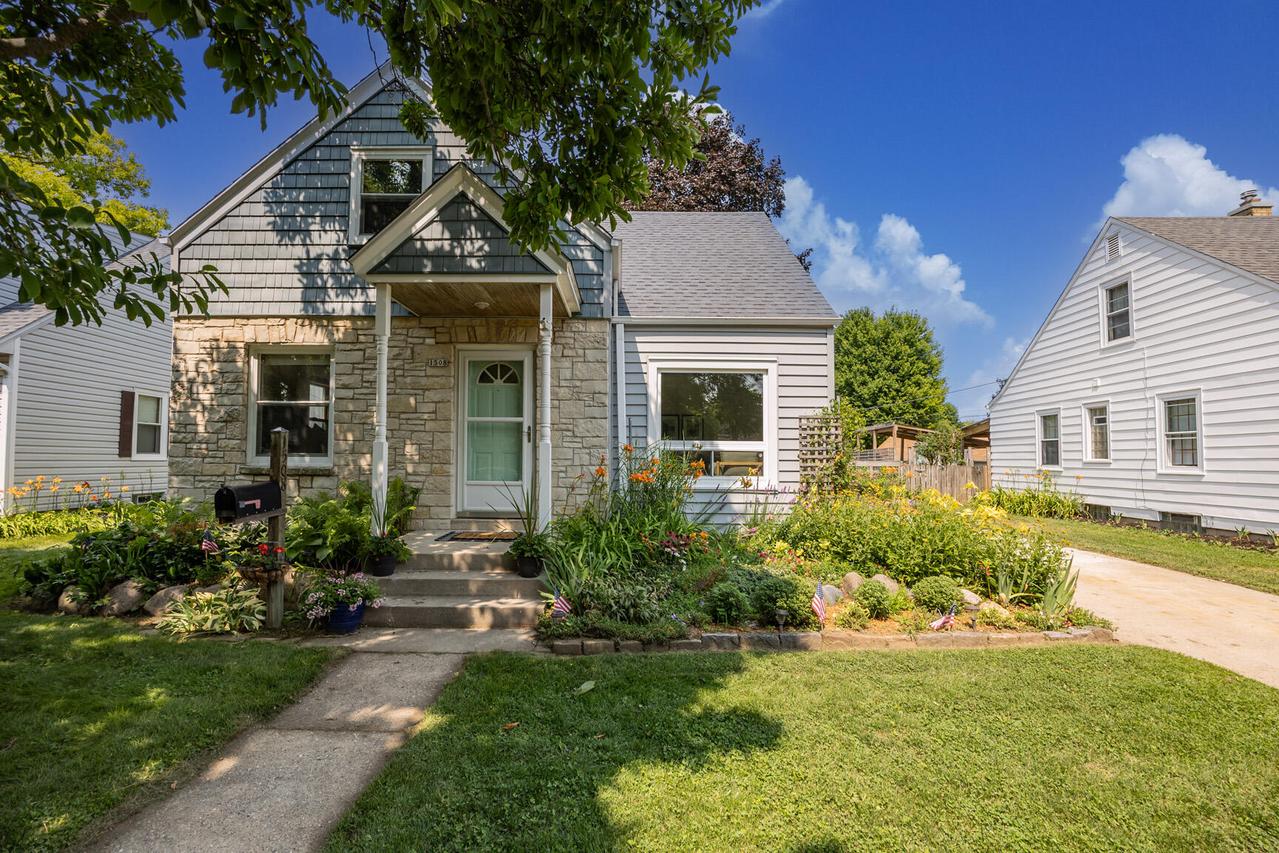 1508 E Tripoli Ave, Milwaukee, WI 53207
