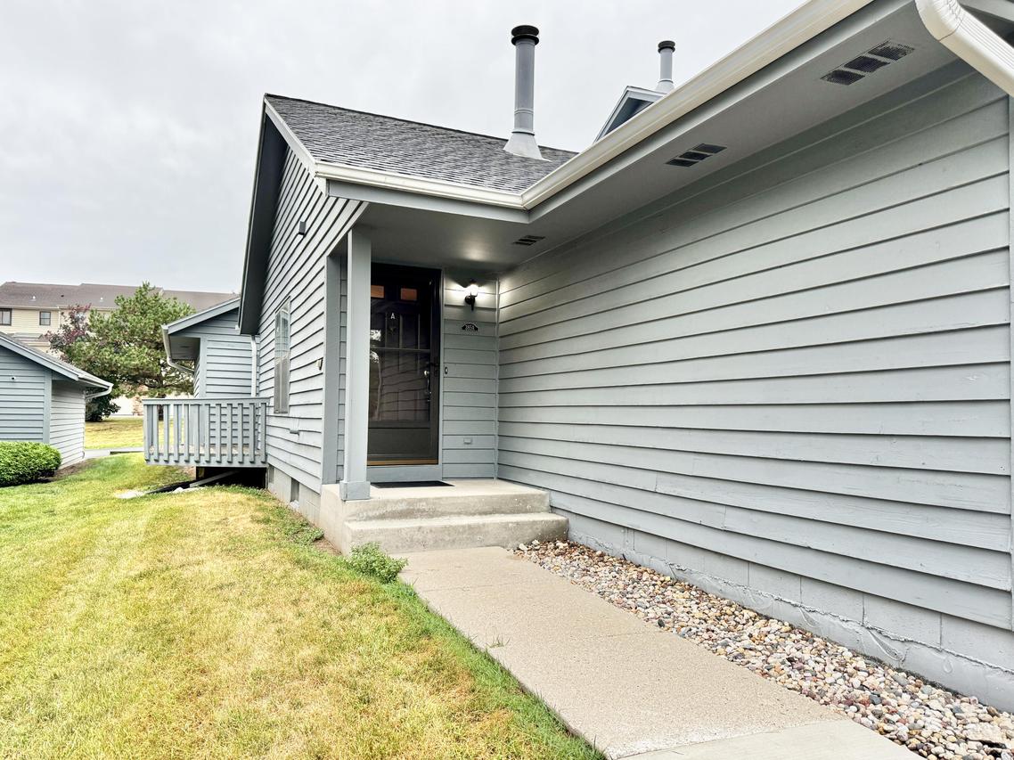 385 Lexington Ct #A, Pewaukee, WI 53072