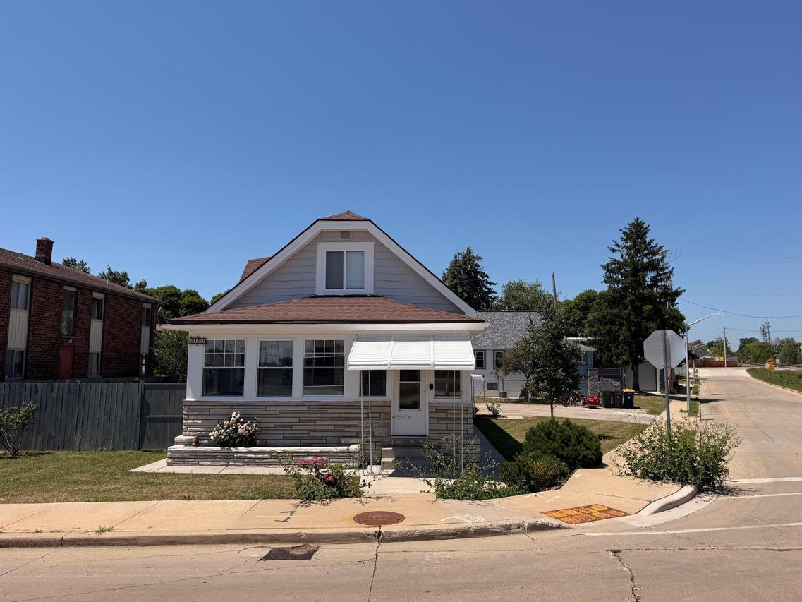 2101 S 60th St, West Allis, WI 53219