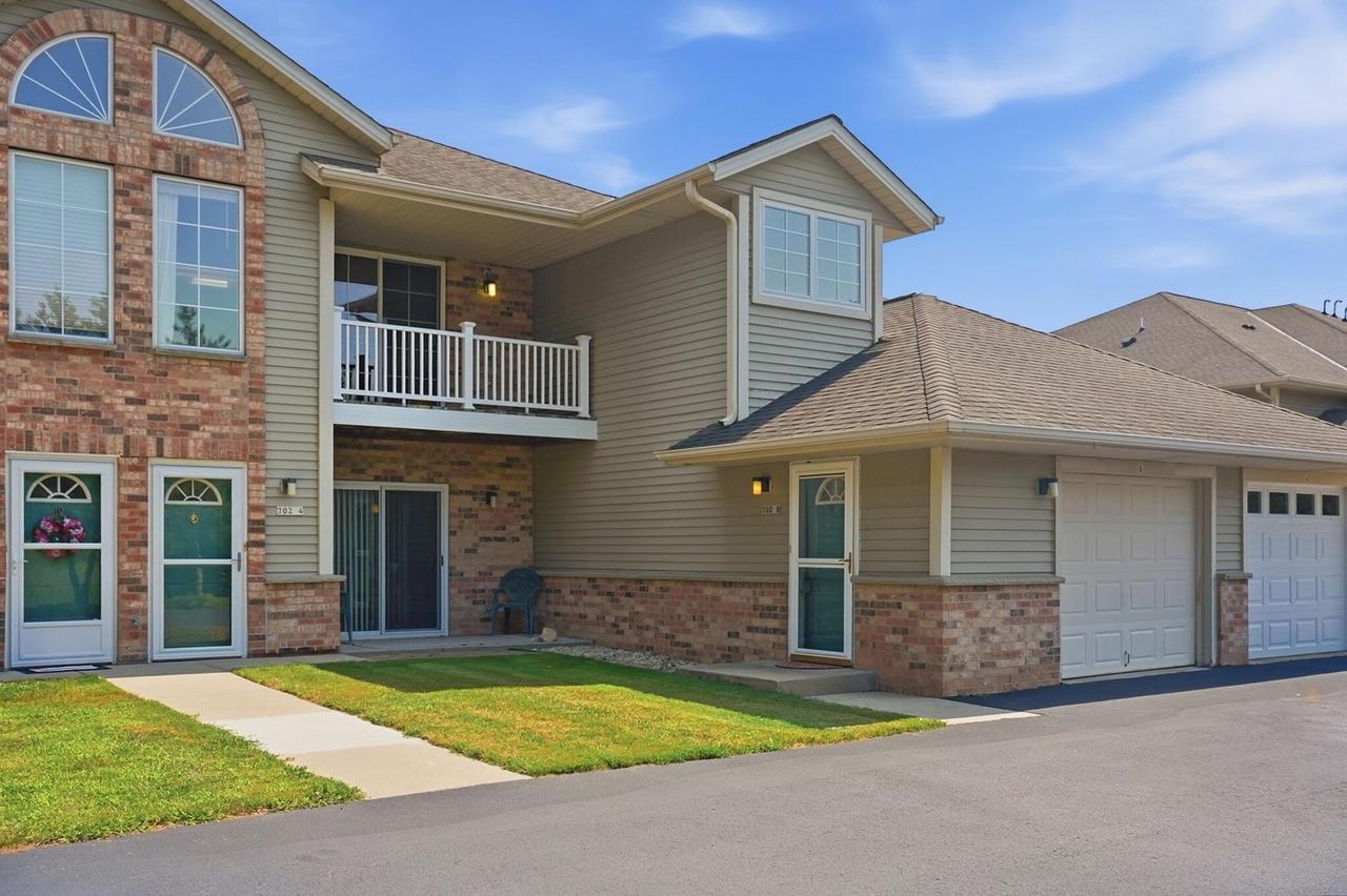 702 Shepherds Dr #8, West Bend, WI 53090