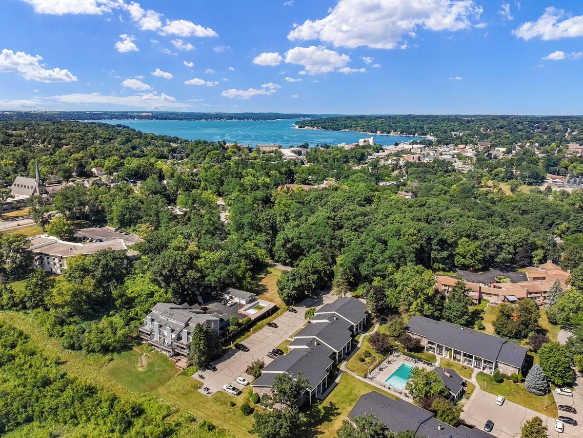 110 Hank Jay Dr #E, Lake Geneva, WI 53147
