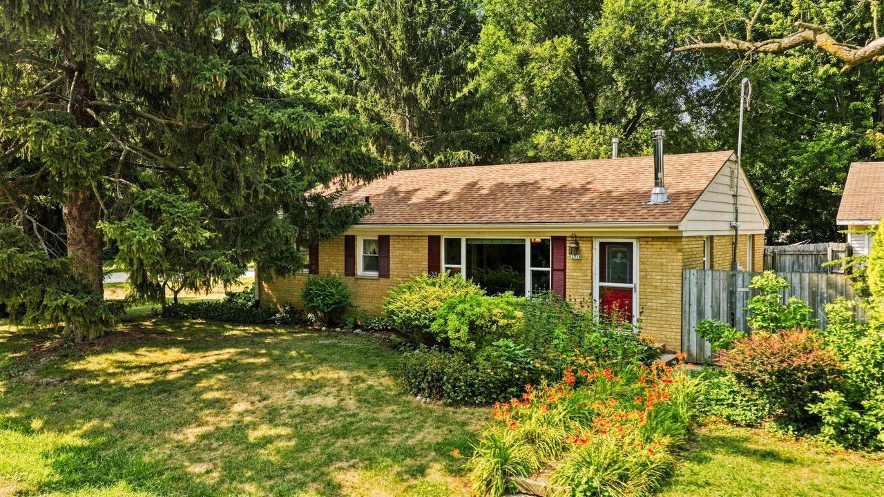 2714 Sunrise Rd, Caledonia, WI 53402