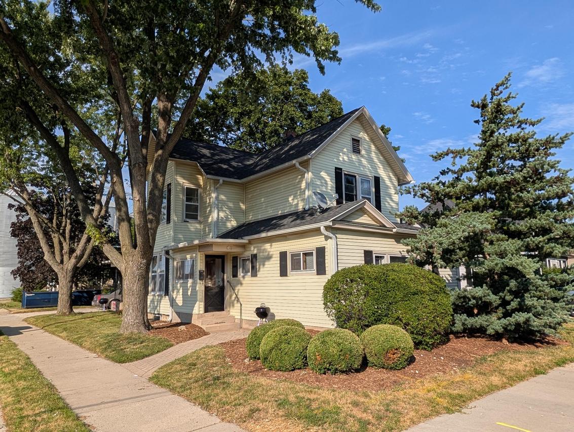 248 W Chestnut St, Burlington, WI 53105