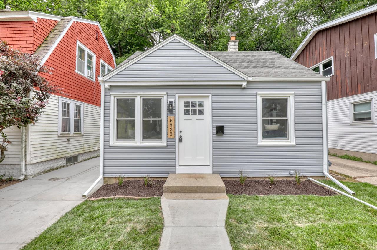 6633 Hillside Ln, Wauwatosa, WI 53213