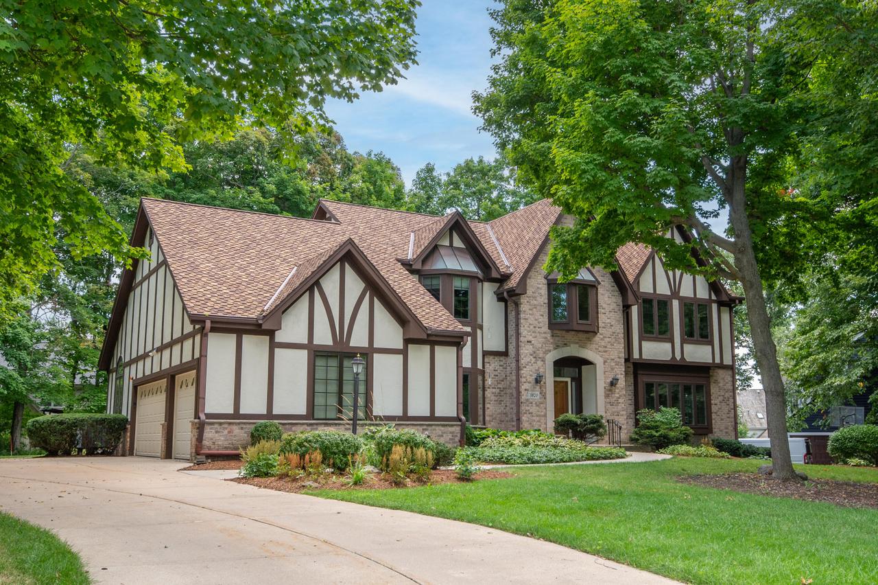 3820 Charter Point, Brookfield, WI 53045