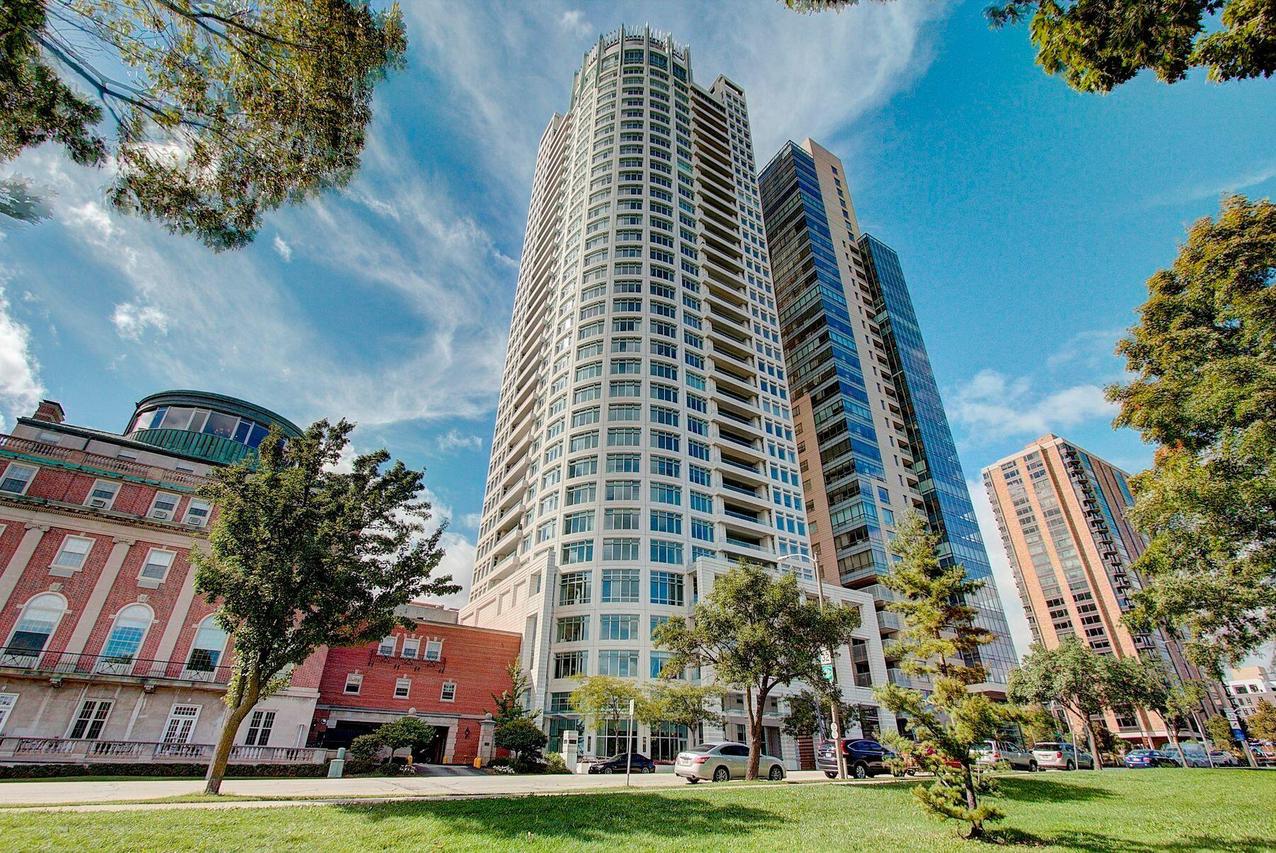 825 N Prospect Ave #901, Milwaukee, WI 53202