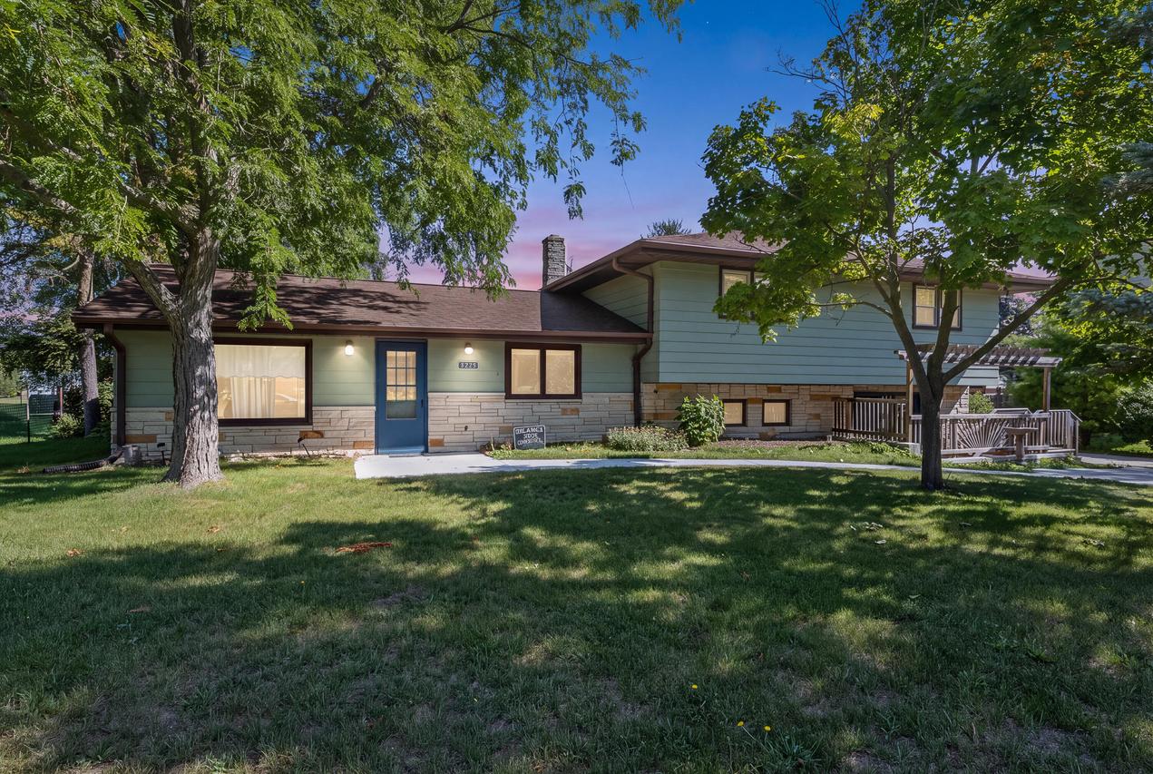 2320 E Sandy Acre Rd, West Bend, WI 53090