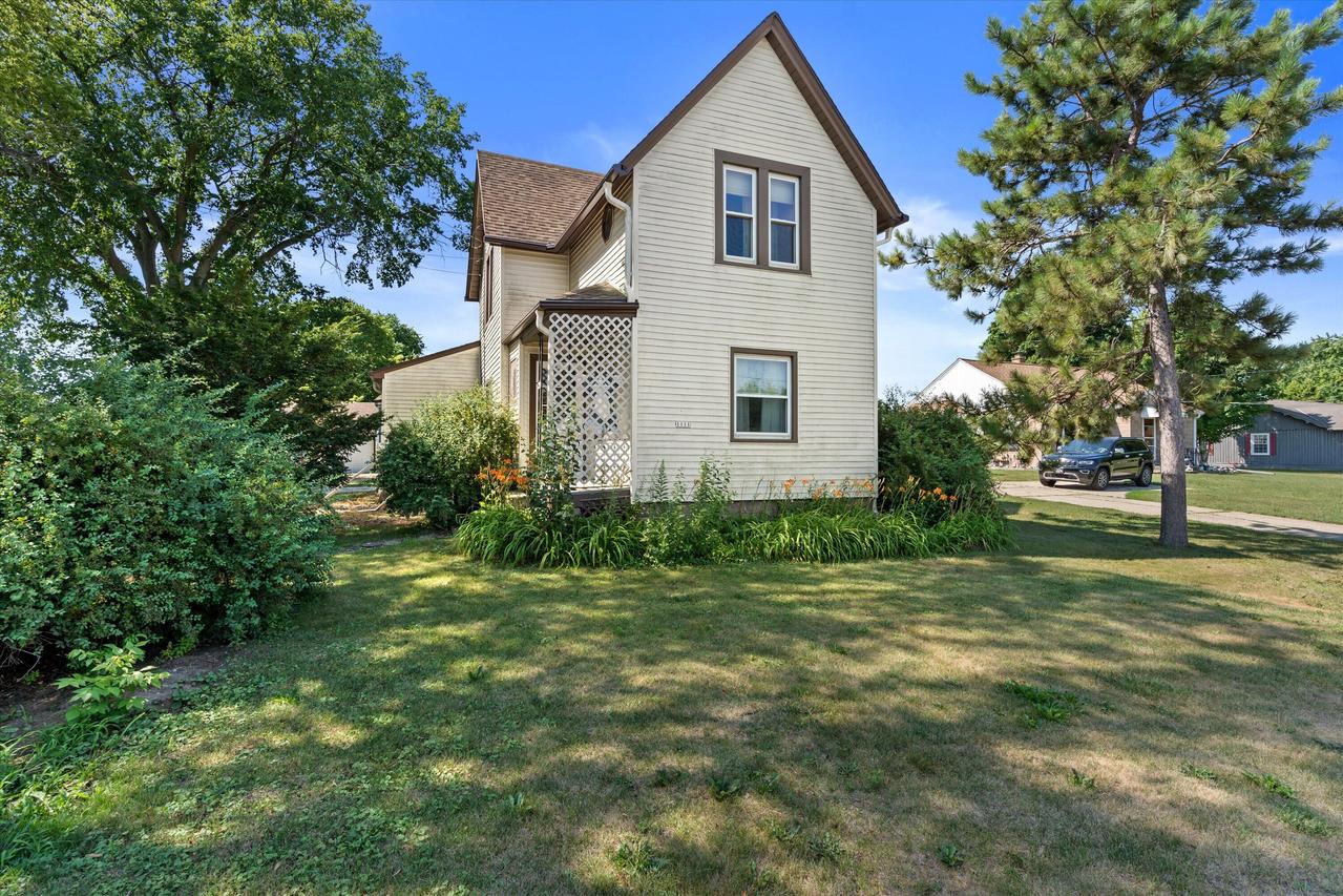 1111 W Oakwood Rd, Oak Creek, WI 53154